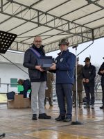 Il presidente Robaldo riceve la targa ricordo da parte del Presidente della Sezione ANA di Ceva