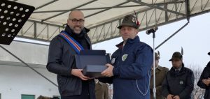 Il presidente Robaldo riceve la targa ricordo da parte del Presidente della Sezione ANA di Ceva