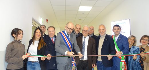 Il taglio del nastro della nuova manica