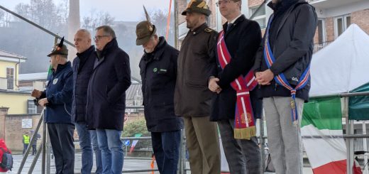 Le autorità presenti sul palco della cerimonia