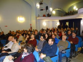 Il pubblico presente al teatro civico di Caraglio
