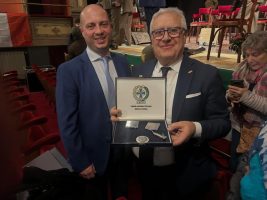 Il sindaco di Ceva Mottinelli e il consigliere provinciale Pulitanò con le piastrine dei due Alpini caduti in Russia