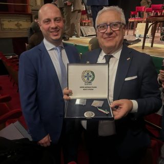Il sindaco di Ceva Mottinelli e il consigliere provinciale Pulitanò con le piastrine dei due Alpini caduti in Russia
