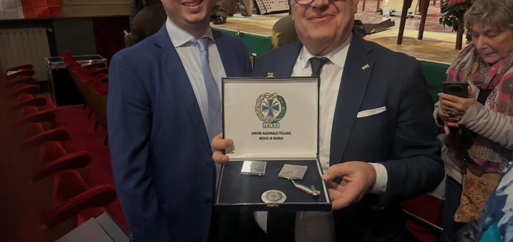 Il sindaco di Ceva Mottinelli e il consigliere provinciale Pulitanò con le piastrine dei due Alpini caduti in Russia