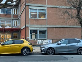 Gli striscioni comparsi di fornte alle scuole superiori di Alba