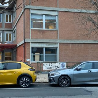 Gli striscioni comparsi di fornte alle scuole superiori di Alba
