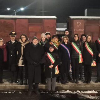 Le autorità presenti alla marcia dei lumini 2026