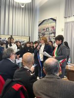 L'intervento della consigliera provinciale D'Ulisse durante la marcia dei lumini 2026