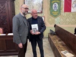 Il sindaco di Envie consegna due libri su Envie al presidente Robaldo