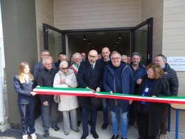 Il taglio del nastro tricolore
