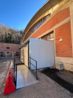 I nuovi servizi igienici esterni al PalaItis di Mondovì