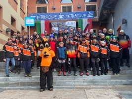 Foto di gruppo durante la premiazione dei campionati italiani giovanili di biathlon