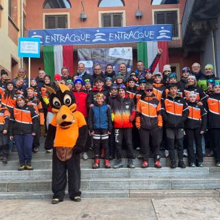 Foto di gruppo durante la premiazione dei campionati italiani giovanili di biathlon