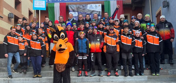 Foto di gruppo durante la premiazione dei campionati italiani giovanili di biathlon