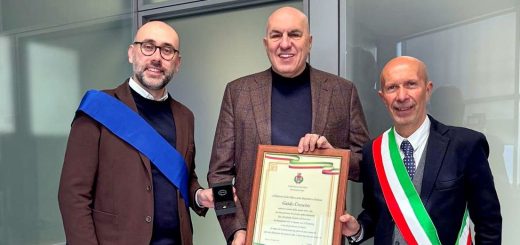 La consegna della Castagna d'Oro di Venasca al Ministro della Difesa