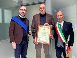 La consegna della Castagna d'Oro di Venasca al Ministro della Difesa