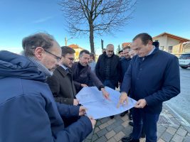 Le autorità presenti esaminano il progetto della nuova rotoatoria sulls sp 3 bis in località Gallo di Grinzane Cavour