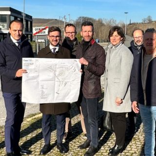 Foto di gruppo alla consegna dei lavori della nuova rotoatoria sulls sp 3 bis in località Gallo di Grinzane Cavour