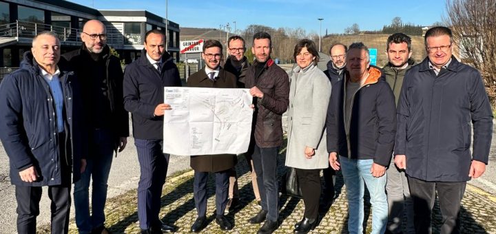 Foto di gruppo alla consegna dei lavori della nuova rotoatoria sulls sp 3 bis in località Gallo di Grinzane Cavour