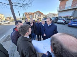 esaminano il progetto della nuova rotoatoria sulls sp 3 bis in località Gallo di Grinzane Cavour