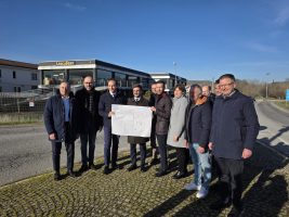 Foto di gruppo alla consegna dei lavori della nuova rotoatoria sulls sp 3 bis in località Gallo di Grinzane Cavour