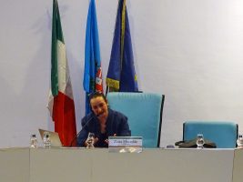 La moderatrice Zaira Mureddu, giornalista de La Stampa