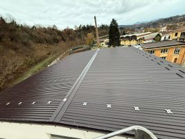 La copertura in lamiera della palestra dell'Istituto Baruffi di Mondovì