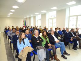 Il folto pubblico presente nella nuova aula magna del liceo Peano-Pellico