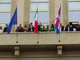 Le bandiere sulla facciata di corso Giolitti del Liceo Peano-Pellico