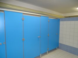 I servizi igienici degli spogliatoi della palestra del liceo Peano-Pellico rimessi a nuovo