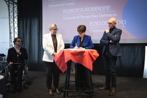 La sindaca di Borgo Robbione firma il Patto di collaborazione