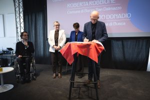 Il sindaco di Busca Donadio firma il Patto di collaborazione