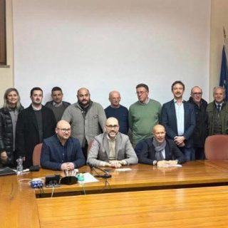 Foto di gruppo al termine dell'incontro tra la Provincia e gli amministratori delle valli Po e Bronda