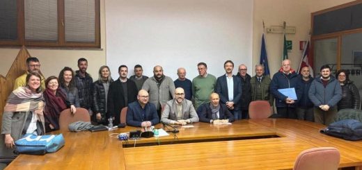 Foto di gruppo al termine dell'incontro tra la Provincia e gli amministratori delle valli Po e Bronda