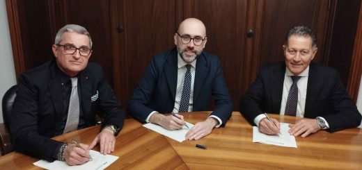 La firma del protocollo tra i presidenti della Camera di Commercio Luca Crosetto, della Provincia di Cuneo Luca Robaldo e della Fondazione CRC Mauro Gola