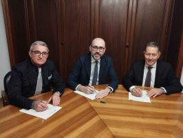 La firma del protocollo tra i presidenti della Camera di Commercio Luca Crosetto, della Provincia di Cuneo Luca Robaldo e della Fondazione CRC Mauro Gola