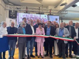 Il taglio del nastro durante l'inaugurazione di "Un borgo di cioccolato"