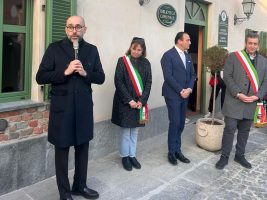 L'inaugurazione del restyling di piazza Trinità a Corneliano d'Alba