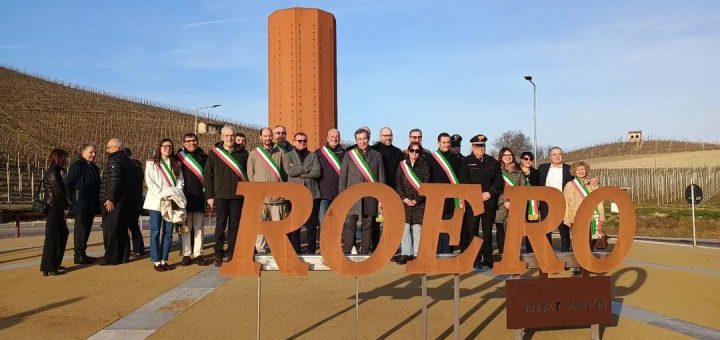 L'inaugurazione della rotonda dei Mombelli a Corneliano d'Alba
