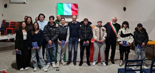 I neo diciottenni di Casalgrasso che hanno ricevuto in dono una copia della Costituzione Italiana