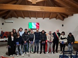 I neo diciottenni di Casalgrasso che hanno ricevuto in dono una copia della Costituzione Italiana