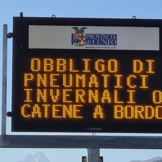 Uno dei tre pannelli a messaggio variabile installati sulla sp 251