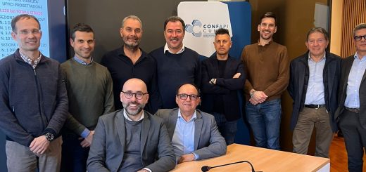 Foto di gruppo al termine del confronto tra Provincia e imprese di Confapi Cuneo