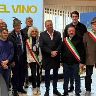I consiglieri provinciali Danna e Pulitanò durante la festa del vino di Clavesana