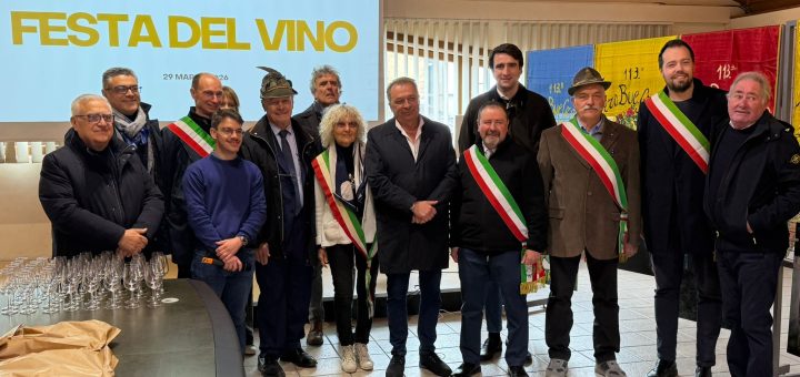 I consiglieri provinciali Danna e Pulitanò durante la festa del vino di Clavesana