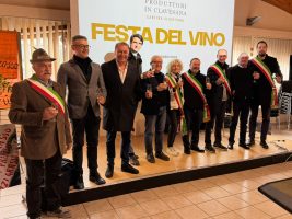 I consiglieri provinciali Danna e Pulitanò durante la festa del vino di Clavesana