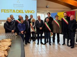 I consiglieri provinciali Danna e Pulitanò durante la festa del vino di Clavesana