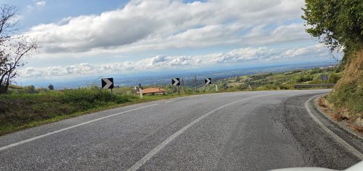 Un tratto di strada provinciale interessato dalla posa delle nuove barriere "Salva motociclisti"