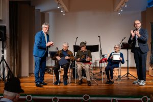 Un momento della consegna della Costituzione ai diciottenni di Montà