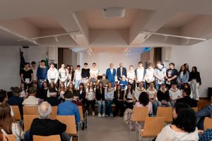 Foto di gruppo dopo la consegna della Costituzione ai diciottenni di Montà